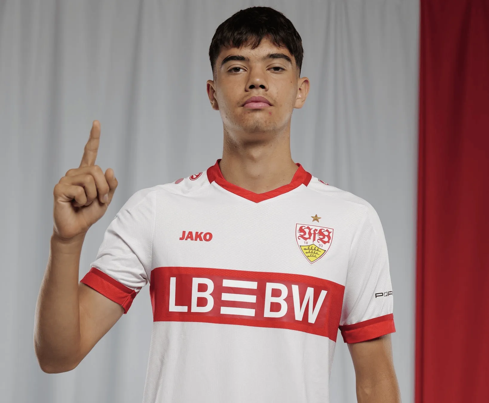 天天盈球-动作太慢，斯图加特中场恰托维奇转会萨尔茨堡交易压哨告吹