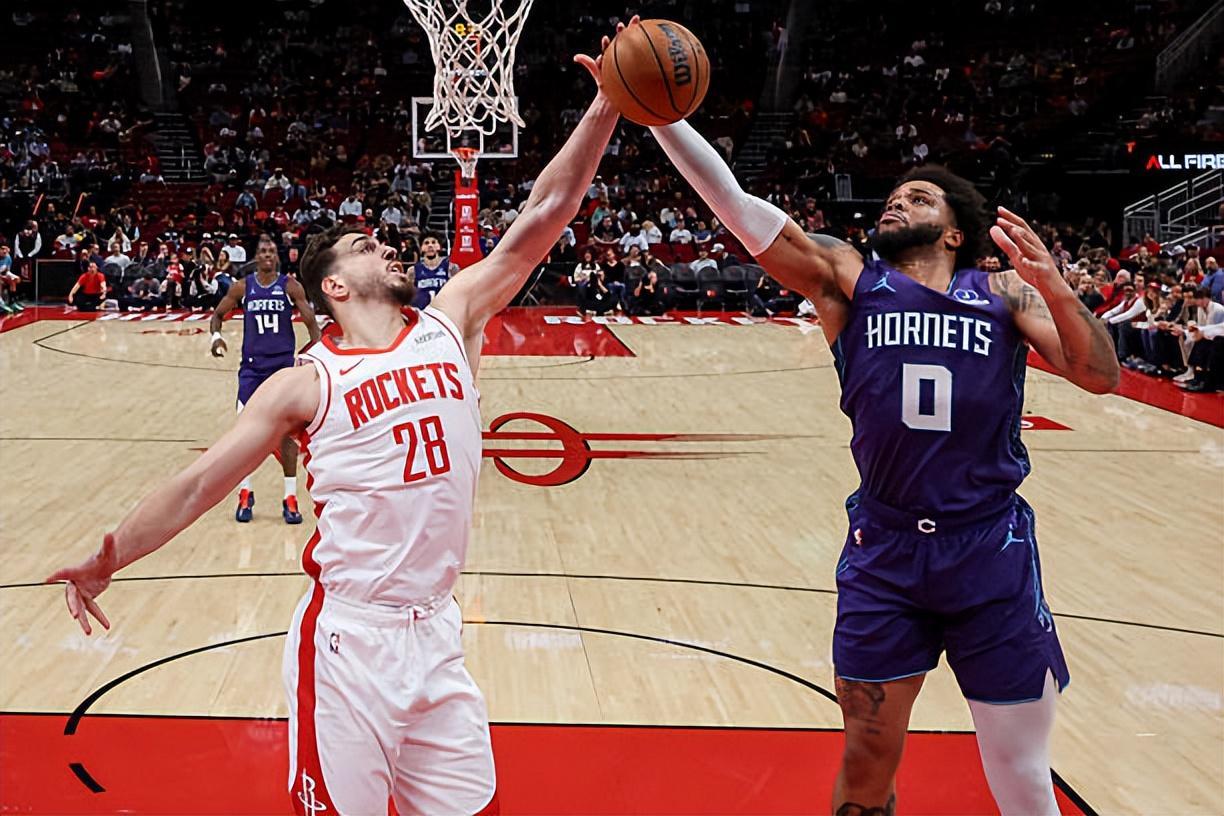 天天盈球足彩比分-都这样了还不引进控卫？火箭还打算让内线支柱继续这样乱打？